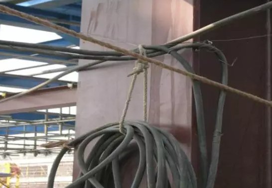 电缆线使用铁丝固定