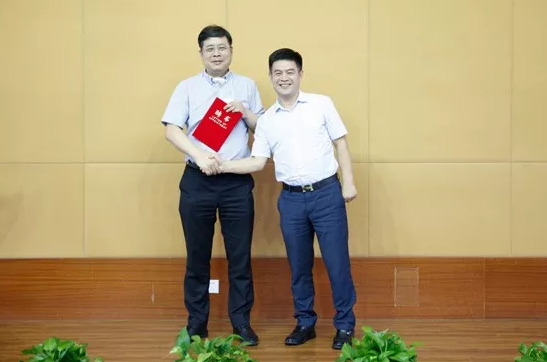 河姆渡CEO华建刚（左）与河姆渡村党总支书记杨华平