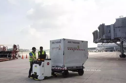 樟宜机场停机坪上的自动集装箱拖车(ACT)行李机器人