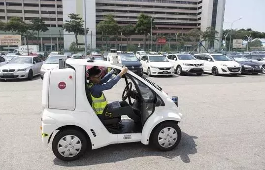 新加坡樟宜机场航空货运站的一辆无人驾驶汽车，用于运送货运单据