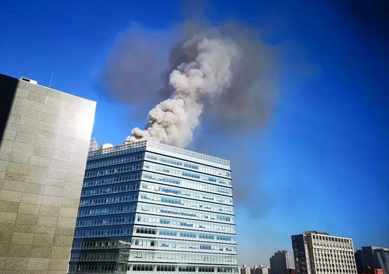 北京中关村一大厦发生火灾，现场浓烟滚滚！高层建筑火灾频发谁之过？