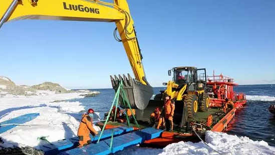 用于建设中国第五座南极科考站的大型工程装备